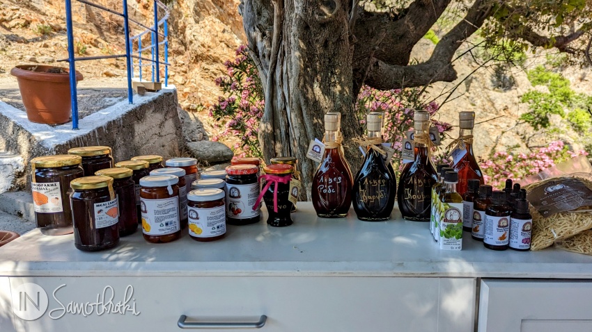 Traditional products from Samothraki are available at the taverna.