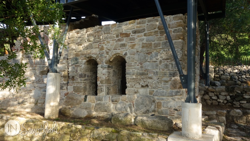 The windows of the narthex are decorated with stone arches.