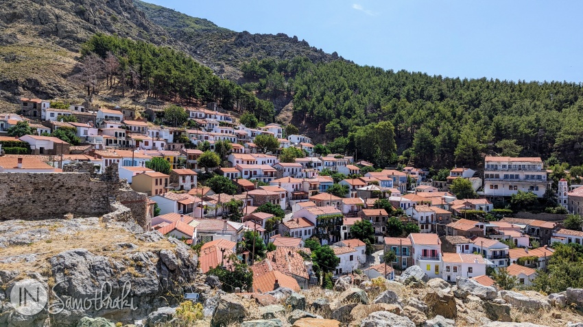 Chora is built like an amphitheater.