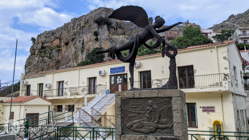 The monument was erected in memory of the massacre of 1821.