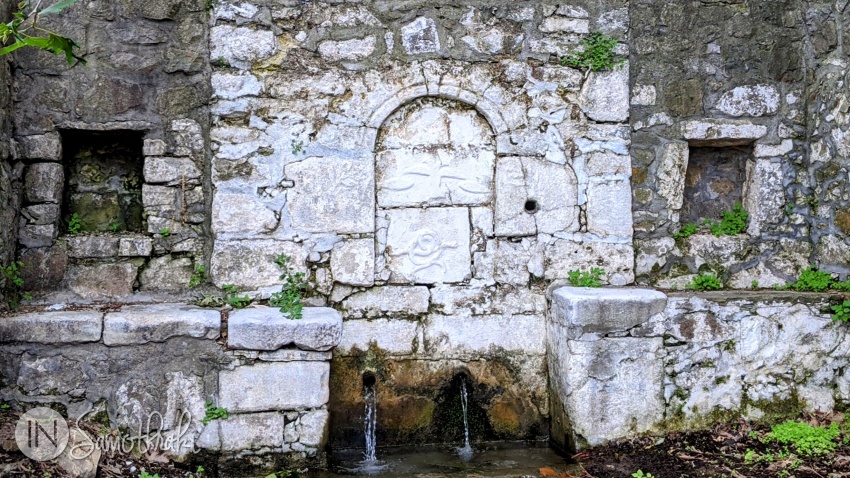 On the Kamara fountain, ancient motifs (coiled snakes, symbol of the Kaviri gods) are combined with Christian symbols (fishes) and with the Byzantine emblem of the Palaeologians.