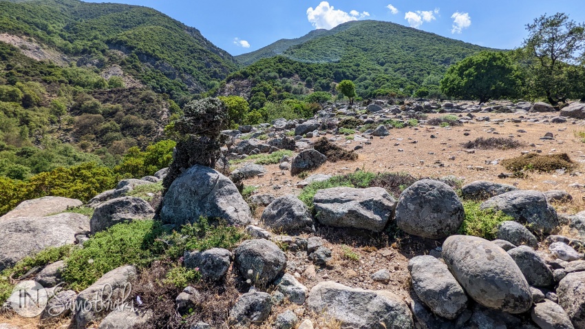The alternative path goes to the right of the Fonias River.