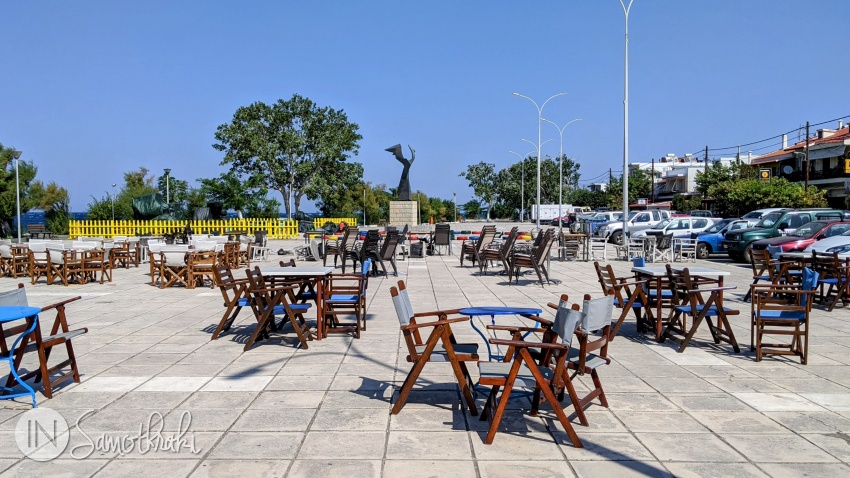 During the summer, the square by the sea turns into a big cafe.