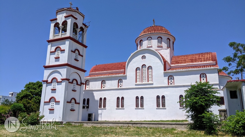 The church of Panagia Kamariotissa is located near the port.