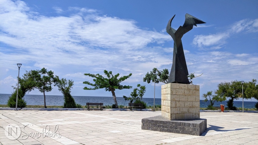 The modern monument depicts the goddess Niki, the symbol of the island.