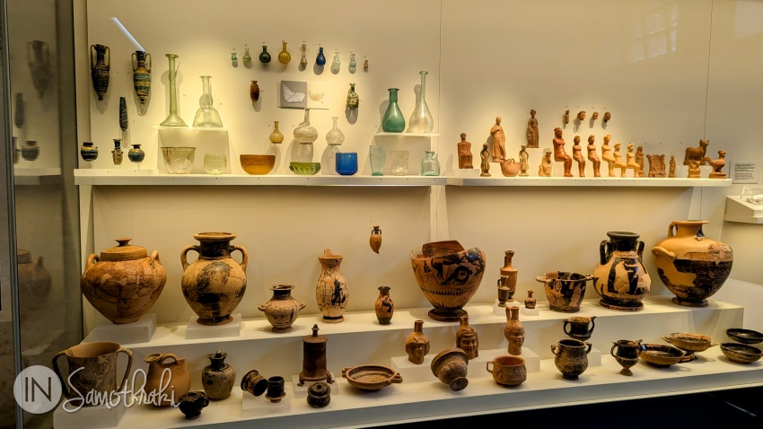 Ceramic and glass objects found in the necropolis